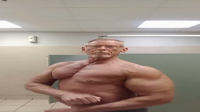 Oldmen muscle flexing