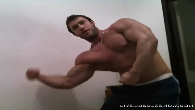 Bodybuilder lift and carry 