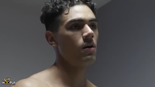 Muscle guy jersks off