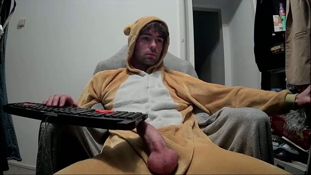 Cute Bear Strokes His Pizzle