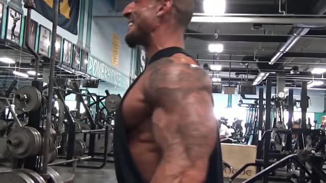 Hot bodybuilder work out