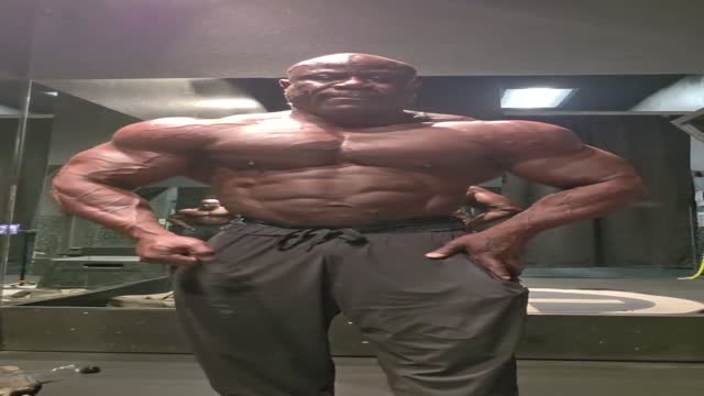 Bodybuilder physique checking