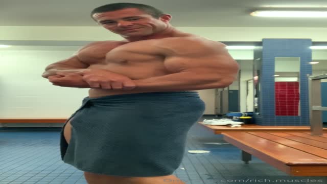 bodybuilder flex in lockeroom naked