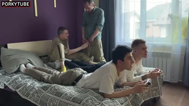 Play video games and have sex is compatible