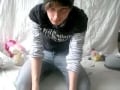 Junge Stript und wichst vorn cam