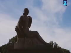 What's your first instinct when you see the Mona Lisa for the first time? For this guy, it's to strip