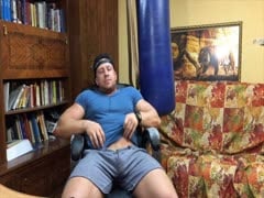 beefy stud on cam