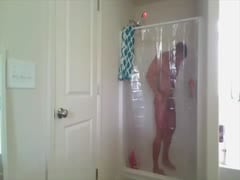 bodybuilder showers on cam