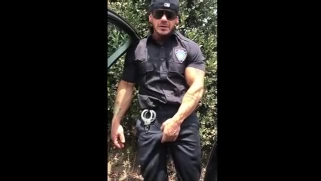 Sexy vocal cop
