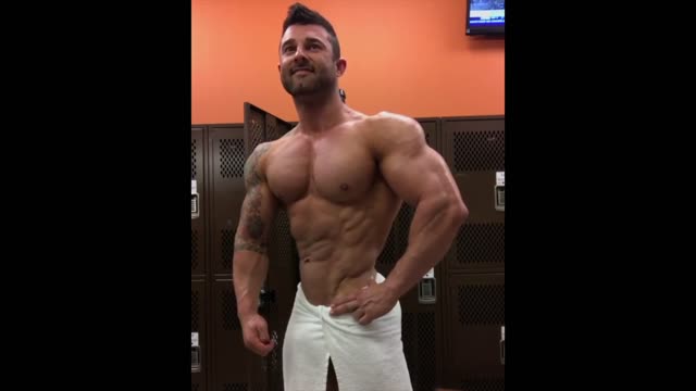 Jase flexing in a towel