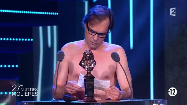Sébastien Thiéry desnudo en los Premios Molière