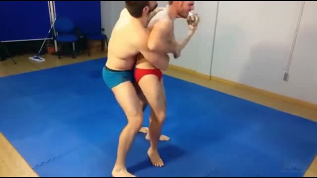 Bodybuilder submission fight