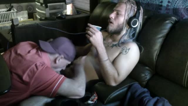 Str8 Surfer gets his cock sucked 4 the 1st time by a guy