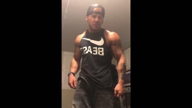 Muscle Marco jerks off