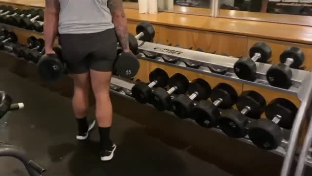 beefy stud fucking at the gym
