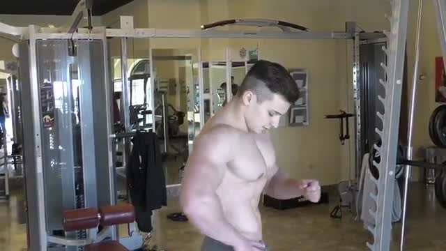 Muscles POSING - no nudity