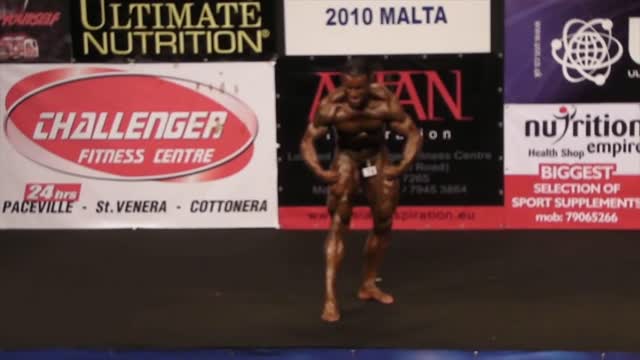 Henrique posing and flexing