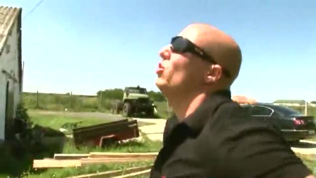 Dos secuestradores follan en el campo