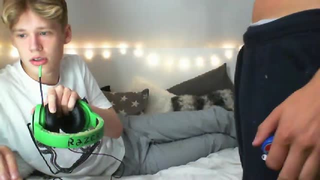 Very handsome guys play on cam