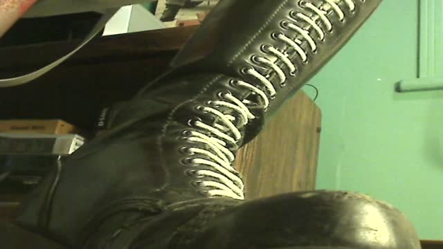 Cum dropping on skinhead master's boots