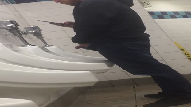 Urinal showoff 