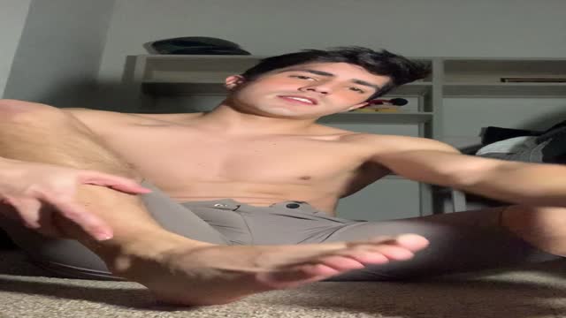 Hot dude jerk off for the camera