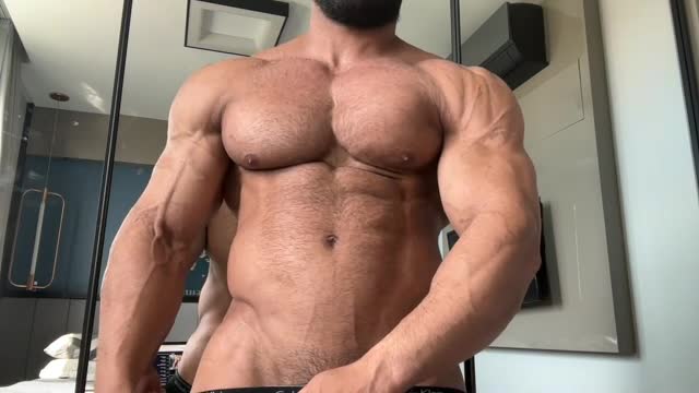 AIRON MUSCLE DICK TEASE IN CALVINS